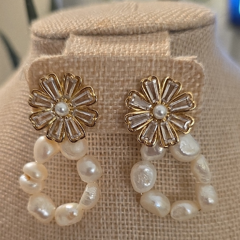 ATTERRI Elegant Gold and Pearl Flower Earrings